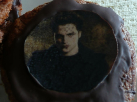 7. And there you have it... ice-cool Edward cupcakes!