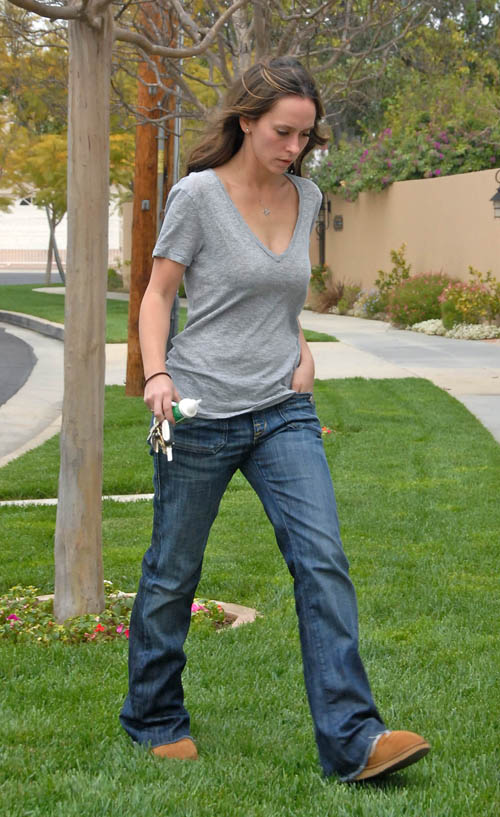 Jennifer Love Hewitt and new Boyfriend Jamie Kennedy on the way to buy some Taco Bell in these Paparazzi Photos