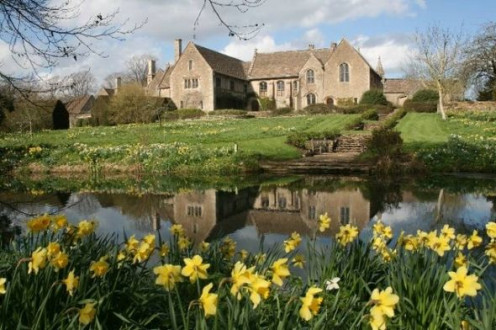 Credit: Stuart Buchan [CC-BY-SA-2.0 (http://creativecommons.org/licenses/by-sa/2.0)], via Wikimedia Commons  http://commons.wikimedia.org/wiki/File%3AGreat_Chalfield_Manor_11.jpg