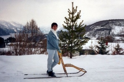 Me on a sparker.  I have no idea what the english word for this sled like device is.   Anyone?  Never had seen one before, not seen one since.  But it was fun to ride to the store and back!