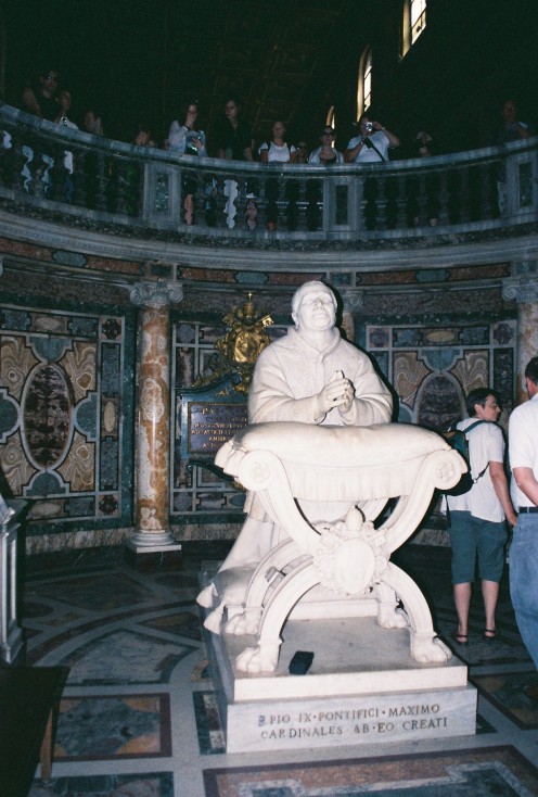 Tomb of Pope Pio IX, kneeling to the Manger.