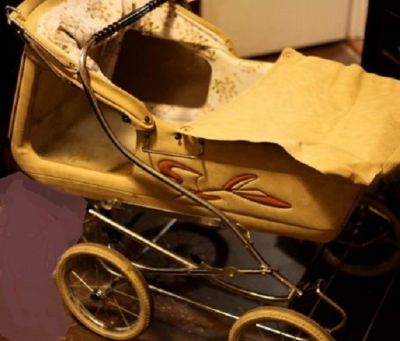 Late 60 model collaspible carriage with build in wind guard