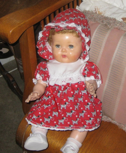 Embellish doll clothes with lace for a snazzy look to Tiny Tears's outfit.