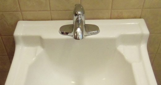 Plenty of room on either side of the faucet for soap or whatever ...