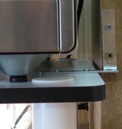 Bracket used to stabilize shelf